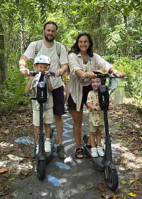 Ryan Blackley e sua moglie Jess, insieme ai loro due figli