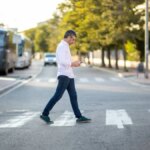 75 euro di multa per i pedoni che attraversano guardando lo smartphone, una nuova legge punitiva in Italia?


