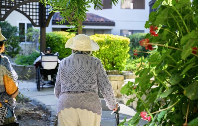 Una persona anziana nel giardino di una casa di riposo