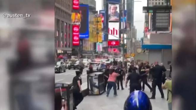 Donna armata di coltello aggredisce gli agenti di polizia a Times Square