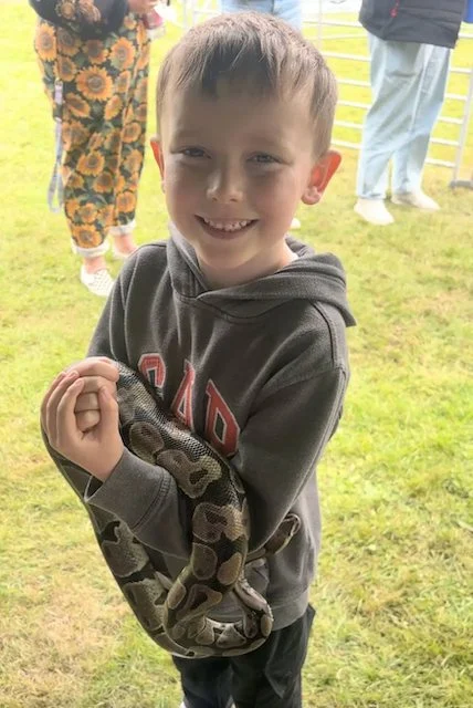 Kenzie Macrae tiene un serpente tra le braccia