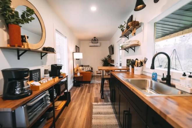 Cucina e soggiorno nella piccola casa Luna Cottage