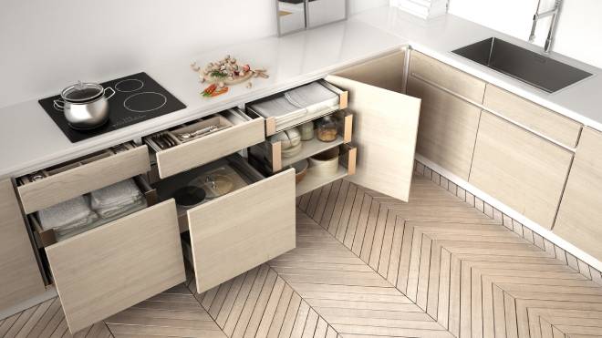 Cucina moderna con cassetti e armadi