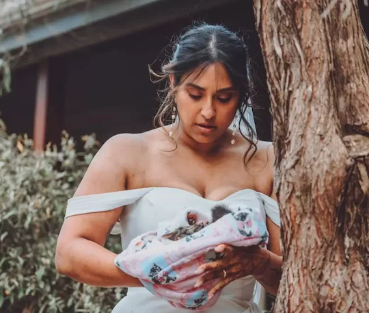 PJ Dhaliwal salva un opossum al suo matrimonio