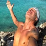 A 50 anni adotta la controversa "dieta del leone" e sostiene che gli abbia fatto scomparire la psoriasi in una settimana



