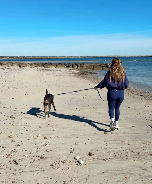 Kaitlyn Ballard porta a spasso il cane sulla spiaggia