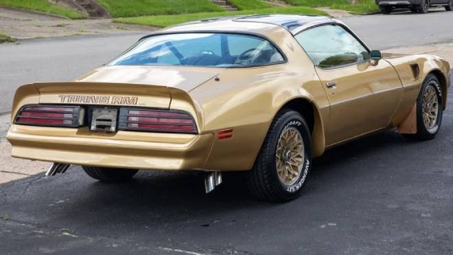 La Pontiac Trans Am Esprit dorata vista da dietro