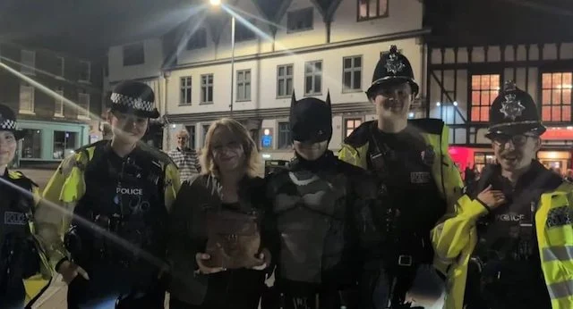 Sonni Mason e il suo gruppo di amici posano con gli agenti di polizia