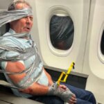 A 67 anni un passeggero razzista e omofobo insulta l'equipaggio e morde un viaggiatore: finisce incollato al sedile e perde il lavoro


