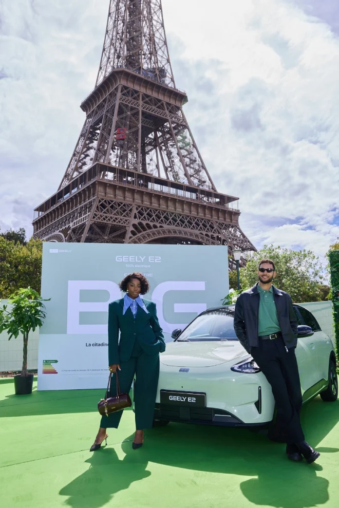 Il Geeky E2 davanti alla Torre Eiffel a Parigi