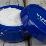 In Francia viene venduta 414 volte l'ora: la mitica scatola blu Nivea non contiene filtri solari e non protegge dal sole


