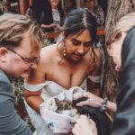 La sposa abbandona il matrimonio quando vede un animale in pericolo e gli salva la vita



