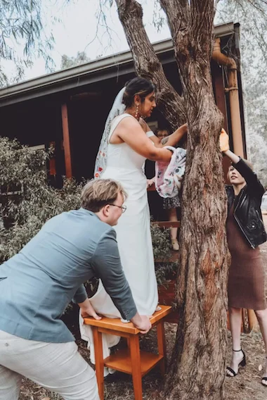 PJ Dhaliwal salva un opossum al suo matrimonio