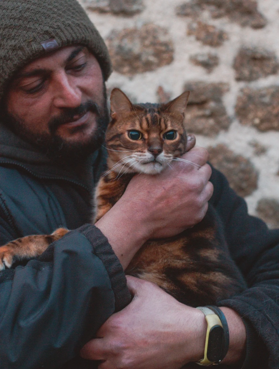 Un membro del Santuario e un gatto
