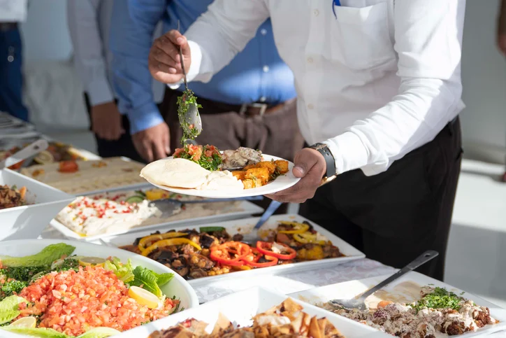 Un uomo si serve al buffet
