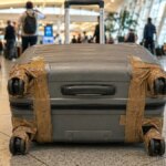 Nastro adesivo sulle ruote delle valigie: cosa protegge davvero il trucco, secondo un esperto di viaggi


