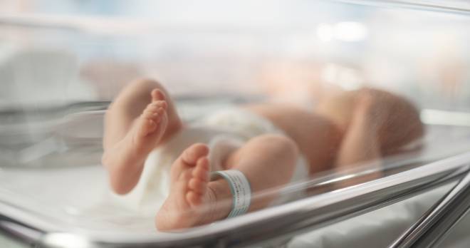 Neonato in culla presso il reparto maternità