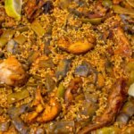 Ordinano una paella per tre con vista mare e prevedono di pagare 23 euro: il conto è a tre cifre


