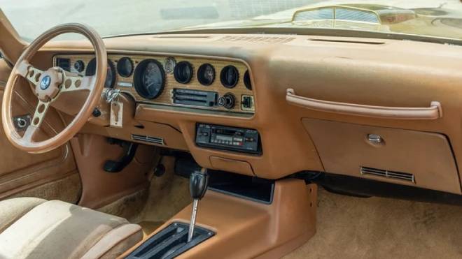 Interno della Pontiac Trans Am Esprit dorata