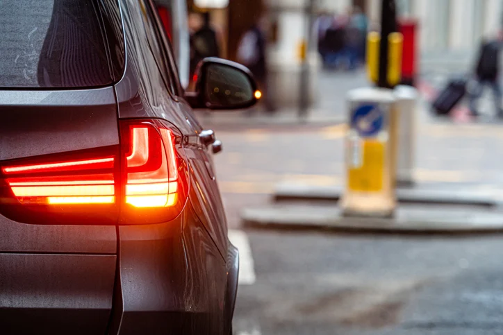La luce dei freni di un'auto