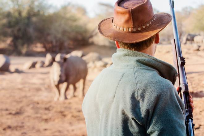 Ranger con la pistola davanti a un rinoceronte