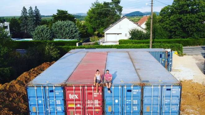 Capucine e Florent nella loro casa container