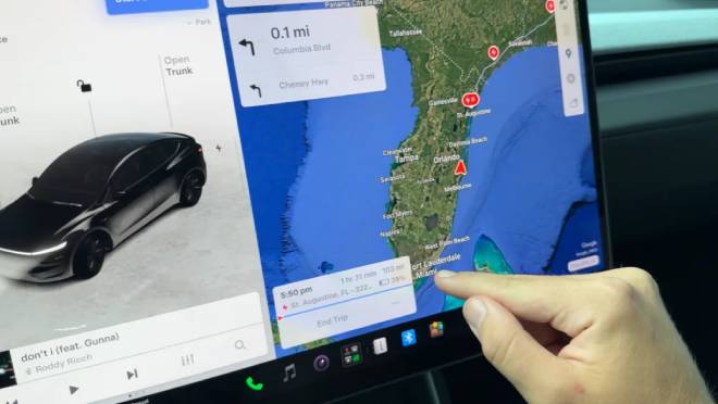 Lo Youtuber Nico Grigg prepara un viaggio su una Tesla con guida autonoma