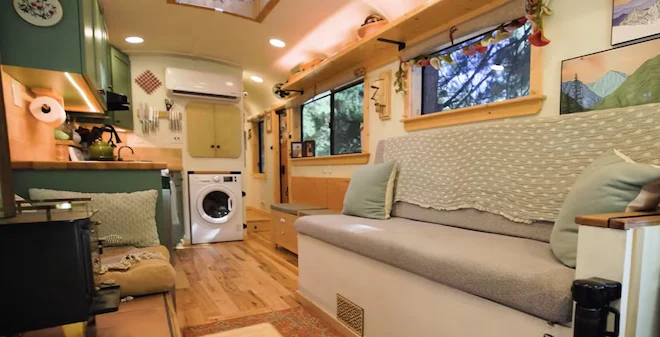 Un autobus trasformato in una piccola casa