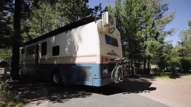 Un autobus trasformato in una piccola casa