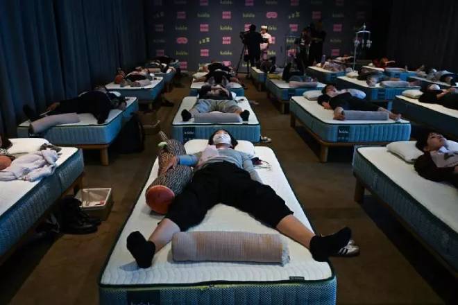 Partecipanti che dormono sui materassi durante la Matt Race in Giappone