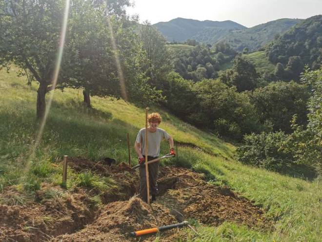 Volontario che lavora nel giardino di Julien nelle Asturie