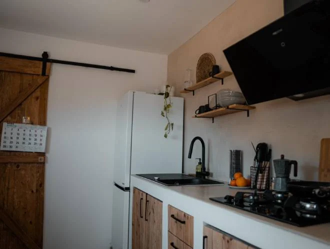 Cucina attrezzata nella piccola casa di Eloy Quijada