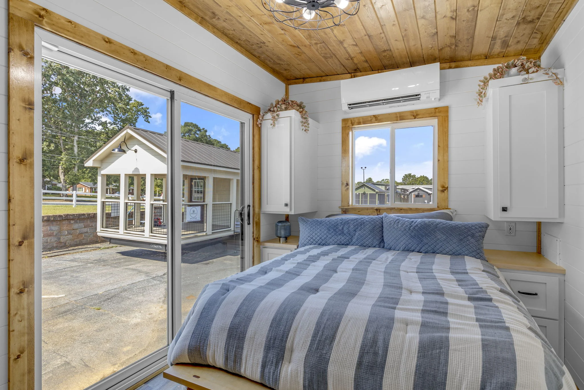 La camera da letto della piccola casa