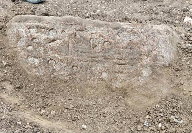 Blocco di granito con geroglifici scoperto in Egitto