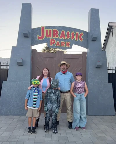 La famiglia Warner ha decorato la propria casa a tema Jurassic Park per Halloween