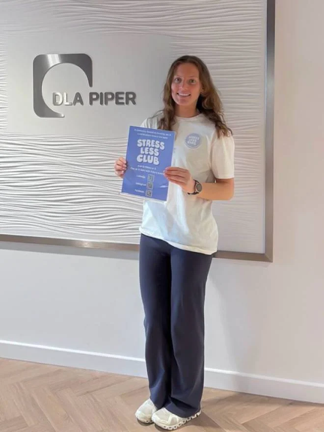 Kristi Boyes con la targa dello Stress Less Club