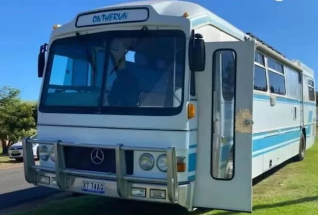 Il primo veicolo della coppia, un vecchio autobus completamente rinnovato