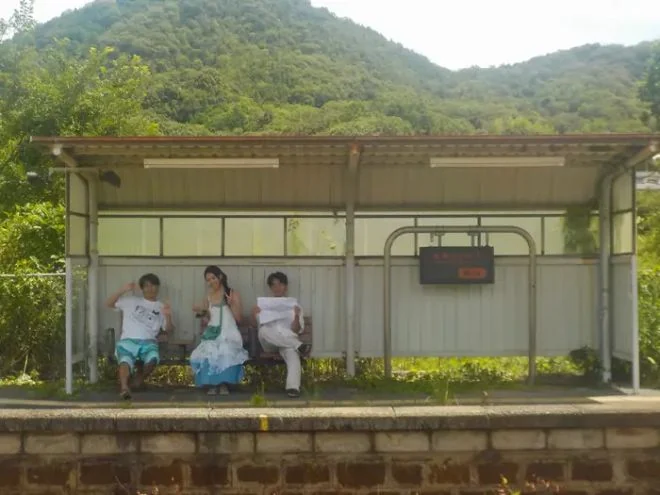 Tre amici alla stazione ferroviaria locale