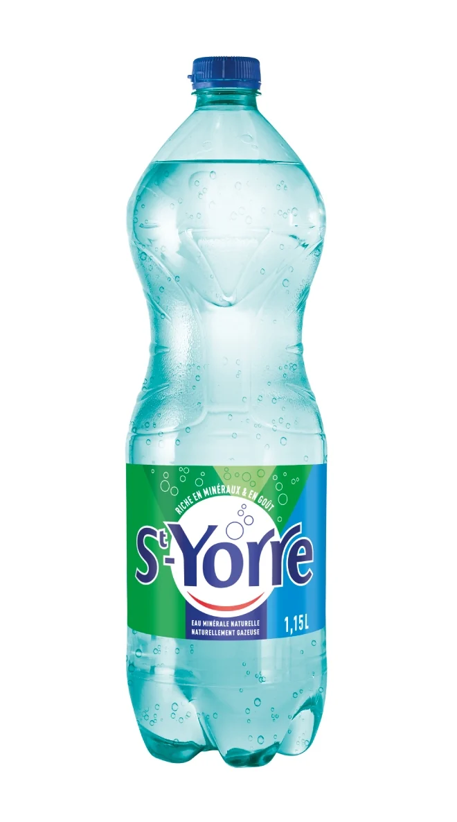una bottiglia di acqua St-Yorre