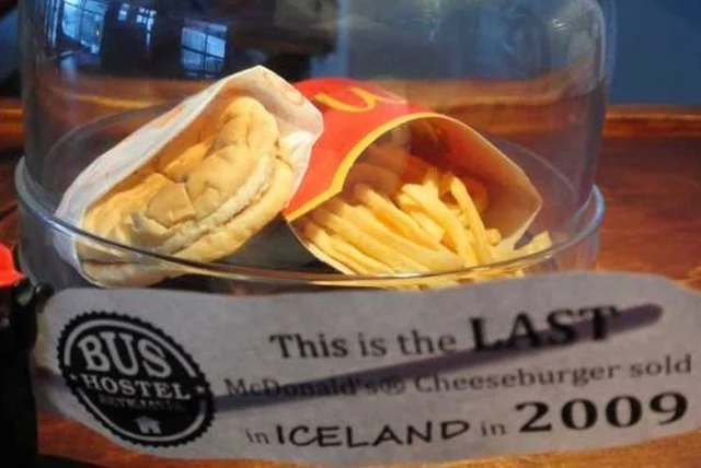 Il cheeseburger e patatine fritte acquistato nel 2009 nell'ultimo McDonald's in Islanda