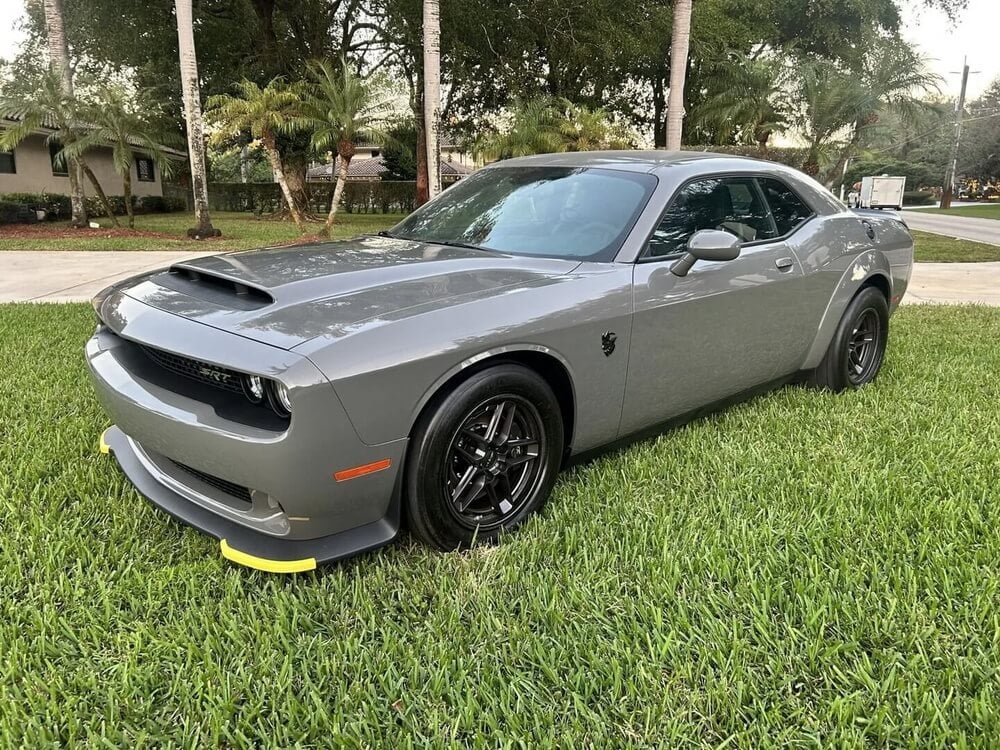 Dodge Challenger SRT Demon 170 in colore grigio