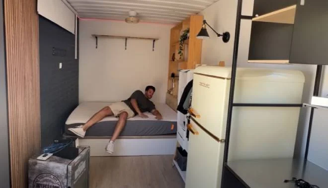 Eloy Quijada nella sua piccola casa