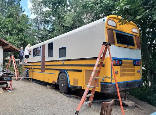 Un autobus trasformato in una piccola casa