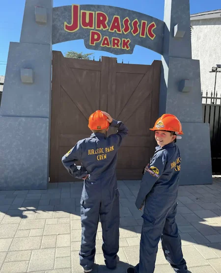 La famiglia Warner ha decorato la propria casa a tema Jurassic Park per Halloween