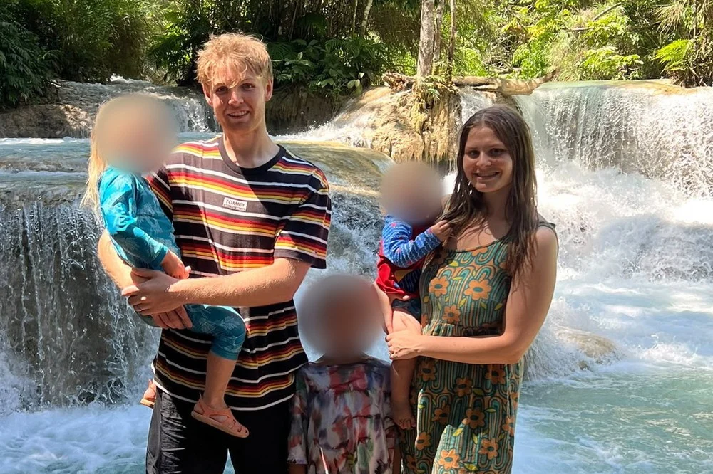 Saskia Dalyanci e il suo compagno Ben in Thailandia con i loro figli