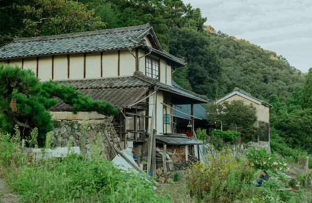 Una casa abbandonata nella campagna giapponese