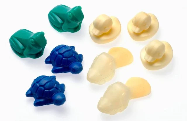 Modellini di giocattoli di plastica finiti sulle spiagge di tutto il mondo