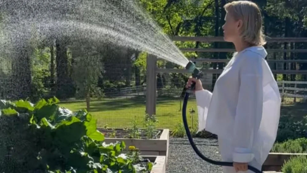 Anderson nel suo giardino