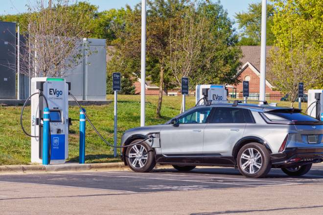 Ricarica dell'auto presso un terminale elettrico