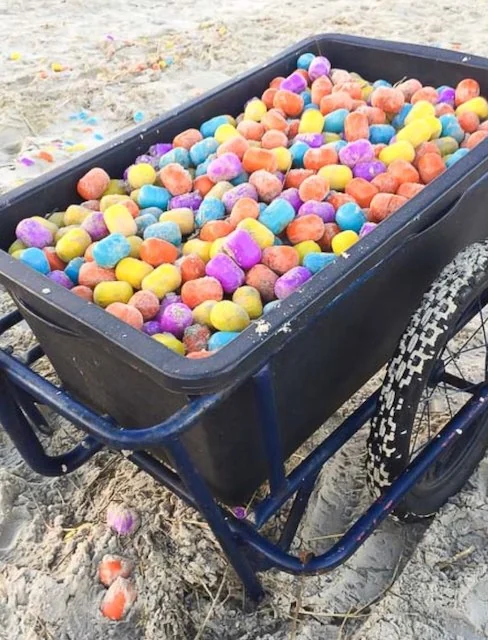 Un cestino pieno di ovetti Kinder Sorpresa